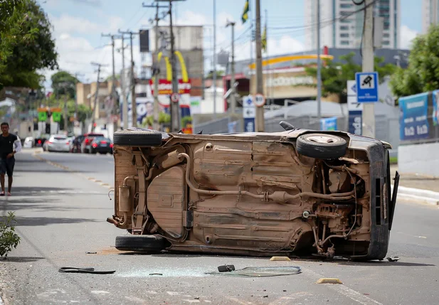 Fiat Uno capotou na Avenida Presidente Kennedy