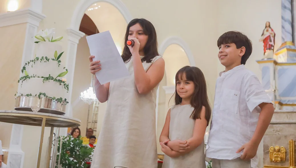 Filhos do governador prestando uma homenagem