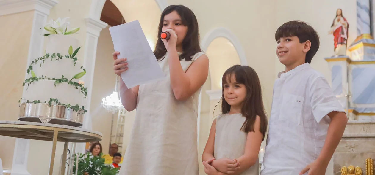 Filhos do governador prestando uma homenagem
