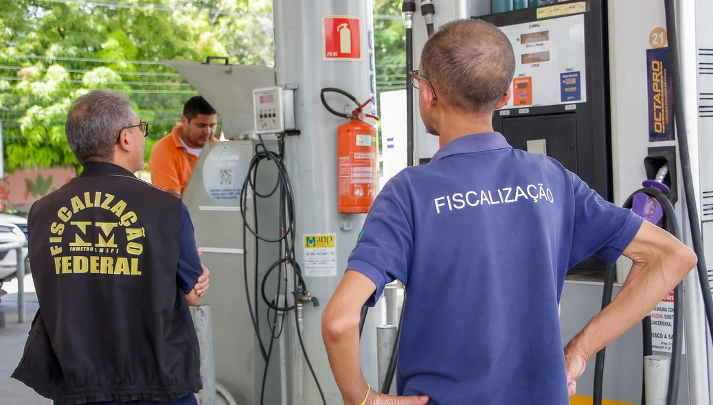 Fiscais do Procon durante fiscalização