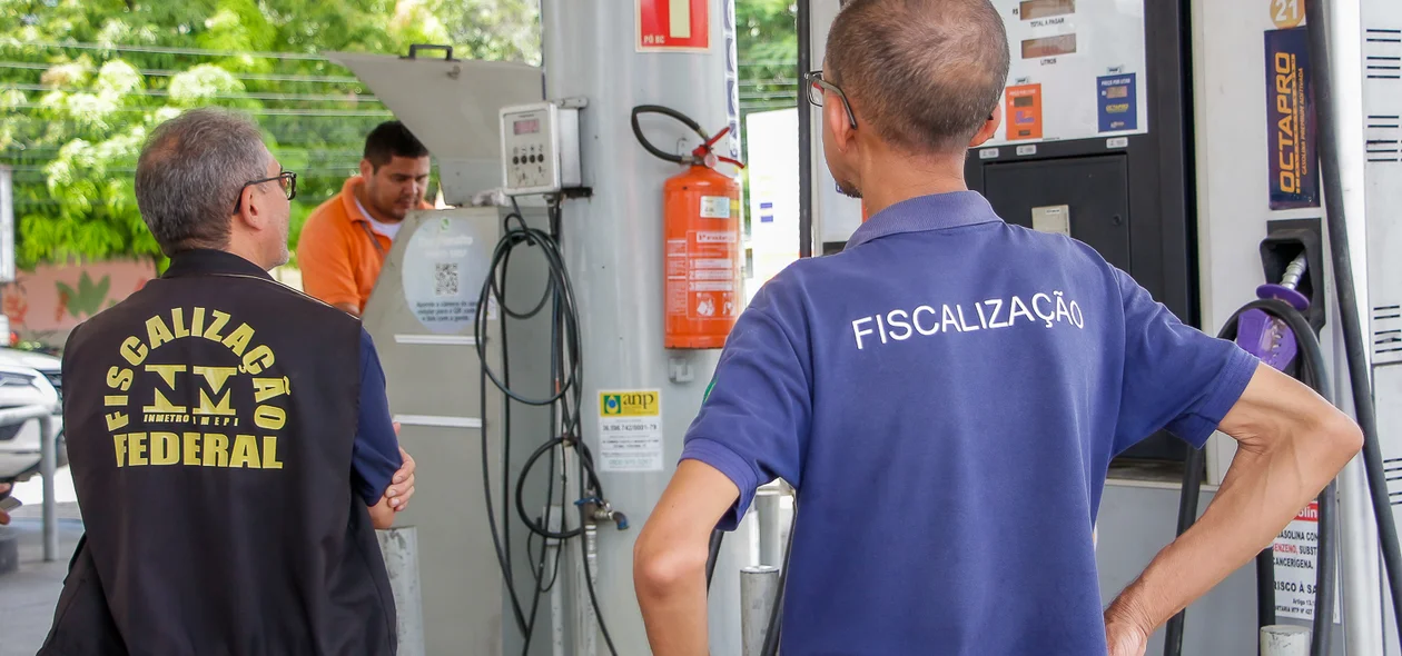 Fiscais do Procon durante fiscalização