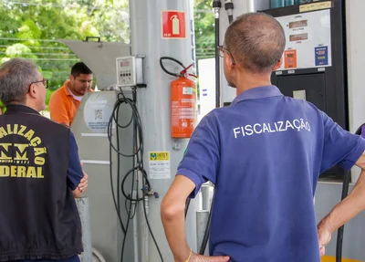 Fiscais do Procon durante fiscalização