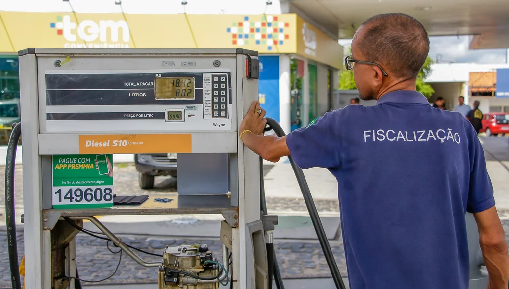 Fiscal vistoriando bomba de combustível