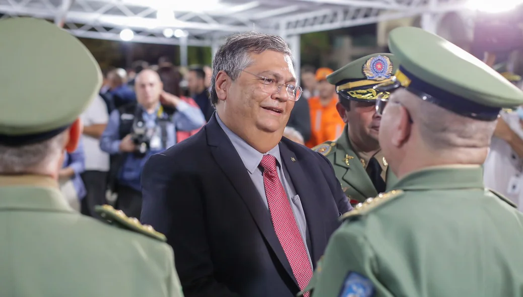 Flávio Dino cumprimentando policial militar