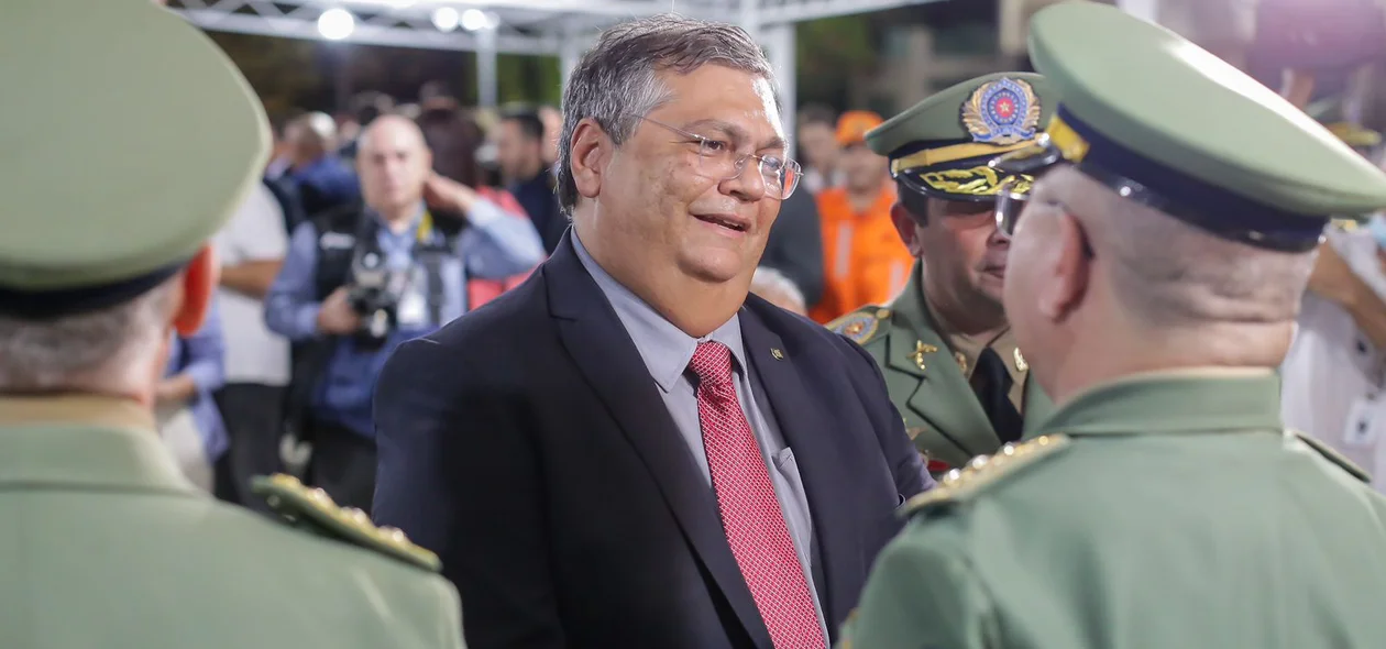 Flávio Dino cumprimentando policial militar