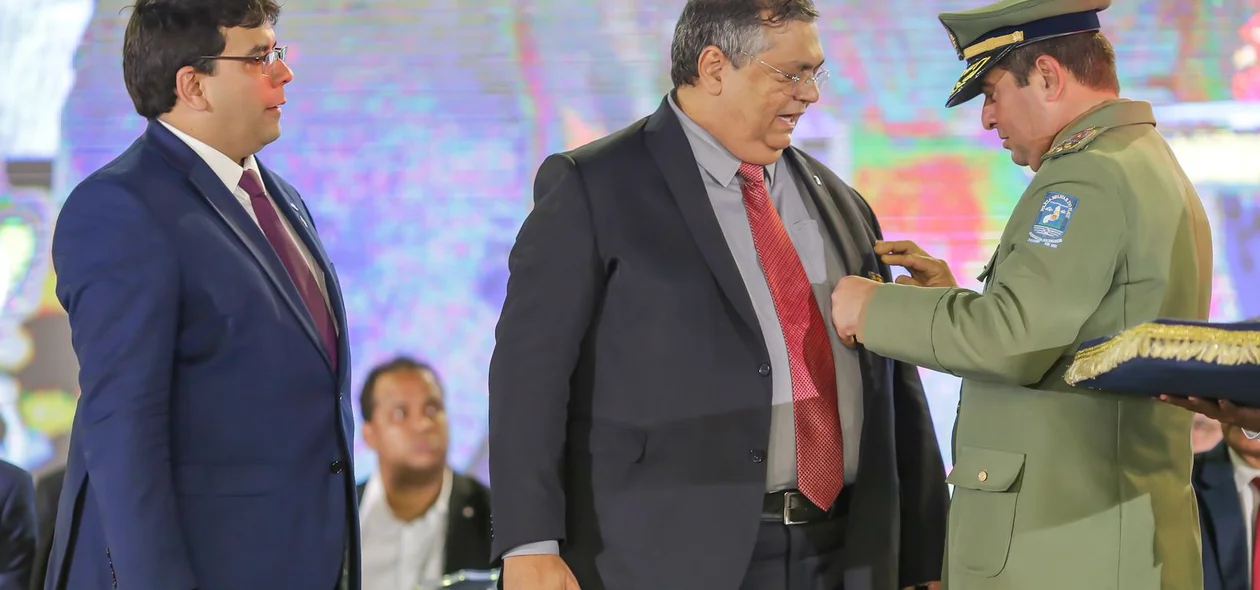 Flávio Dino recebendo honraria