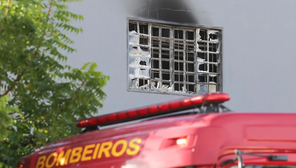 Fogo atingiu parte superior do prédio