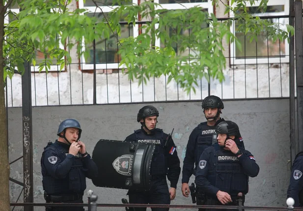 Forças policias da Sérvia compareceram para prender o atirador