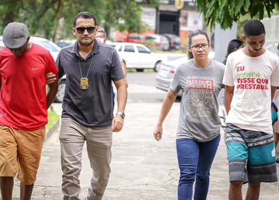 Francisco de Assis Nunes da Silva, na ponta esquerda, e Ítalo Rangel Santos dos Reis na ponta direita sendo conduzidos por policiais do DHPP