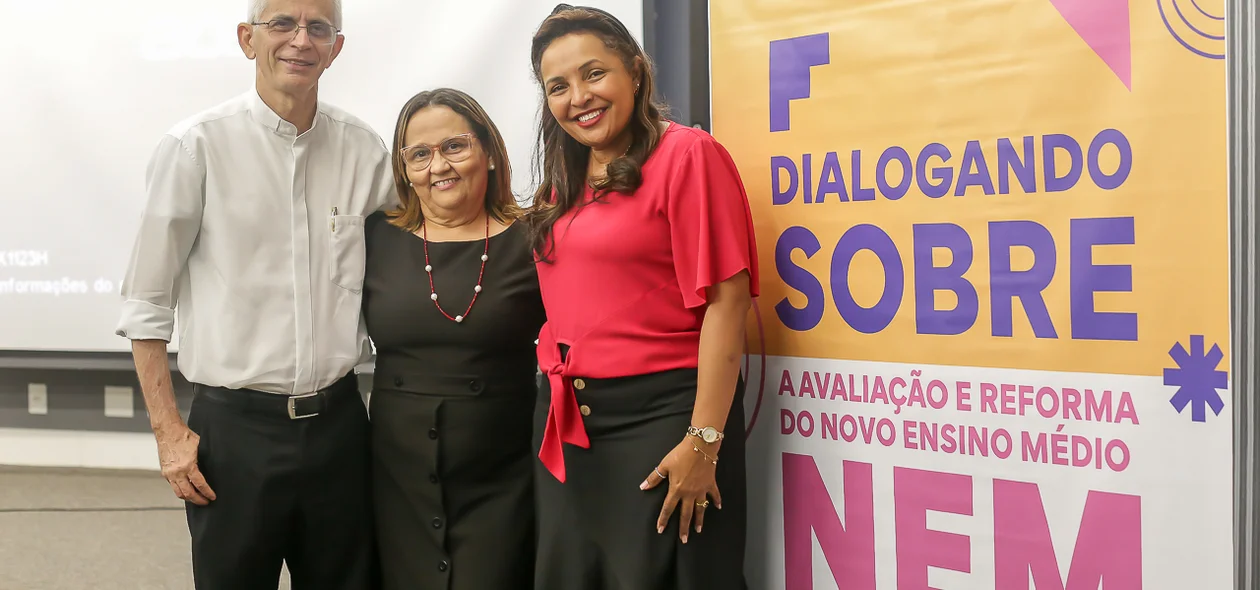 Gildete Milu ao lado de professores