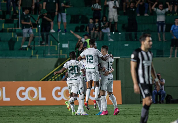 Goiás vence o líder Botafogo, que perde sua invencibilidade de 100%