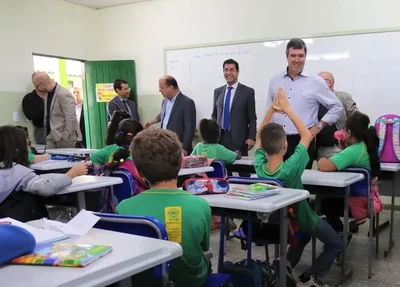 Governador do Mato Grosso do Sul, Eduardo Riedel em visita à escola
