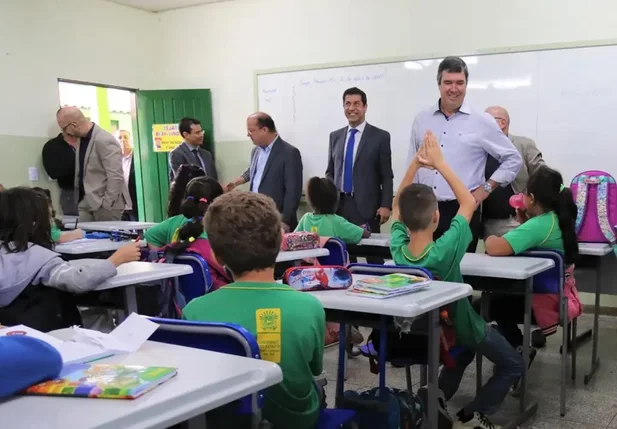 Governador do Mato Grosso do Sul, Eduardo Riedel em visita à escola