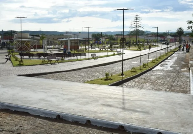 Governador inaugura maior praça pública do Piauí