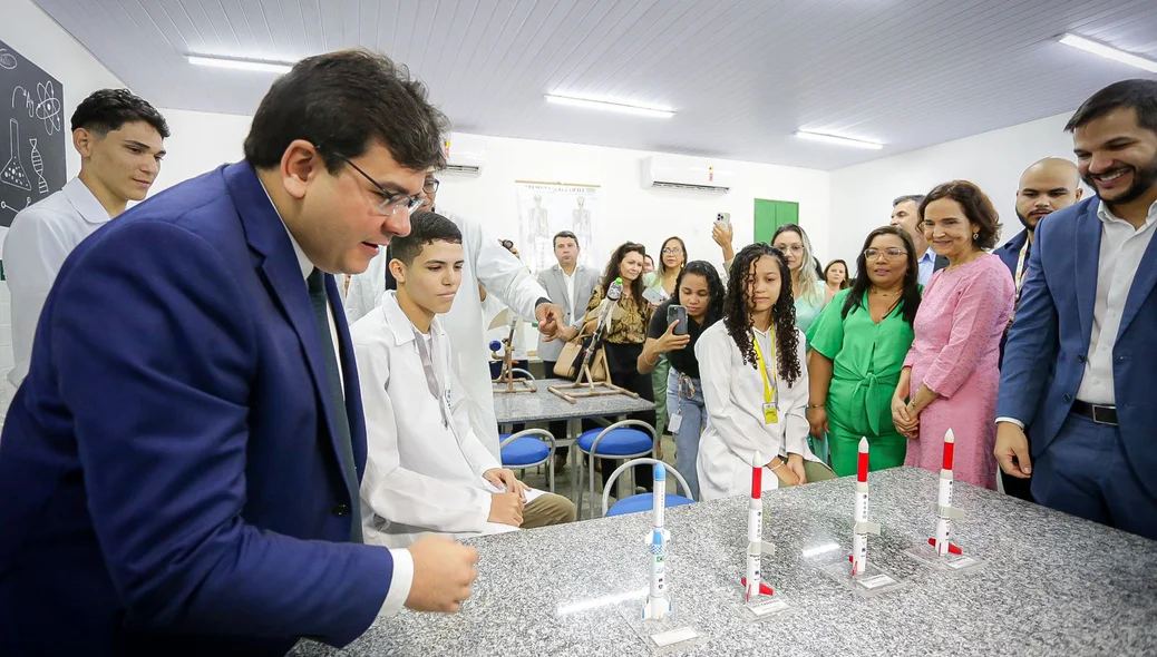 Governador Rafael Fonteles com alunos do Centro Estadual de Tempo Integral (Ceti) Prof. Pinheiro Machado