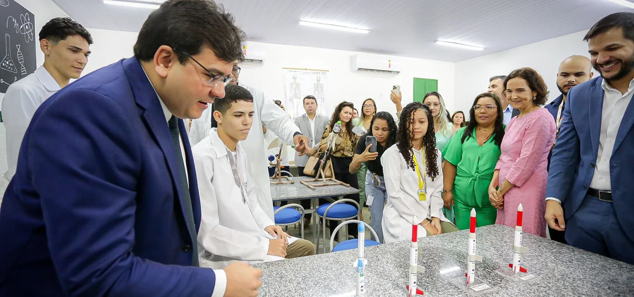 Governador Rafael Fonteles com alunos do Centro Estadual de Tempo Integral (Ceti) Prof. Pinheiro Machado
