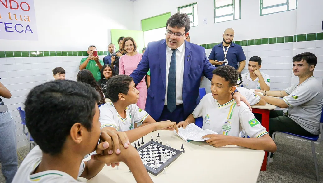 Governador Rafael Fonteles em sala de aula