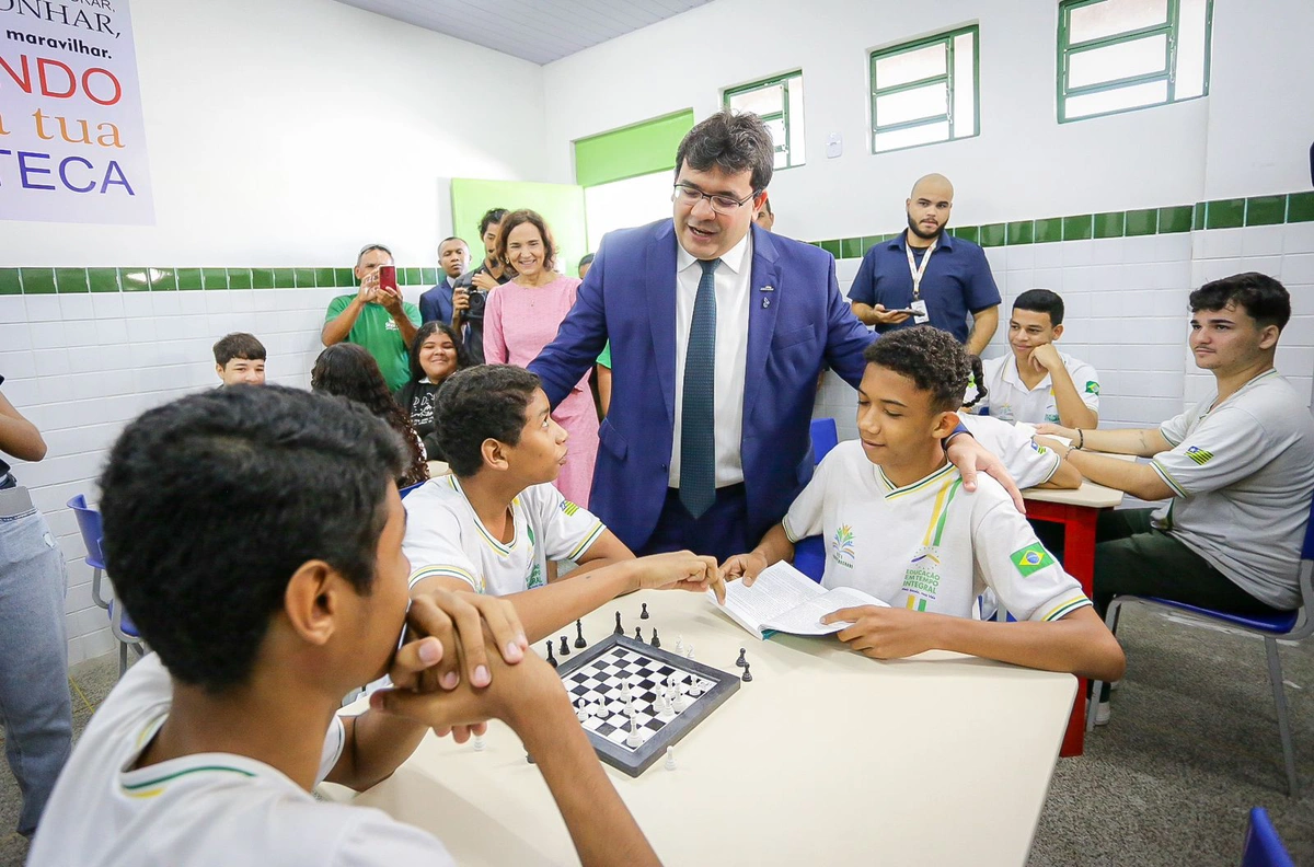 Governador Rafael Fonteles em sala de aula
