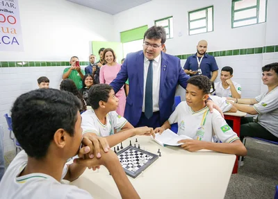 Governador Rafael Fonteles em sala de aula