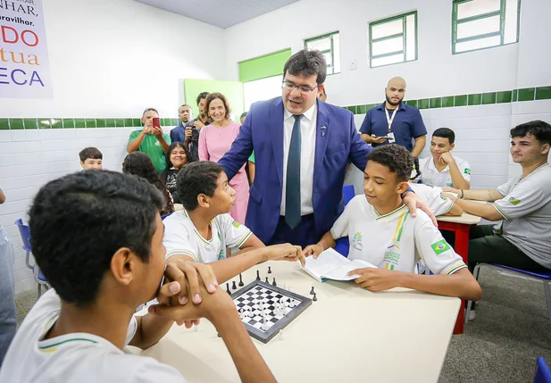 Governador Rafael Fonteles em sala de aula