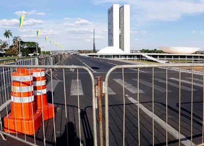 Grades na Praça dos Três Poderes