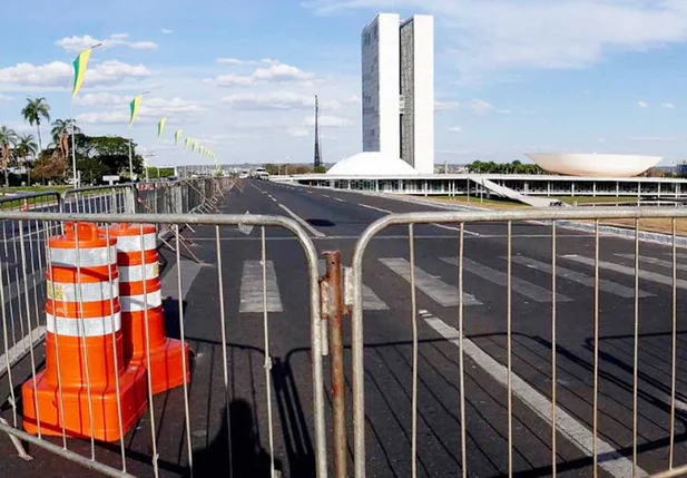 Grades na Praça dos Três Poderes