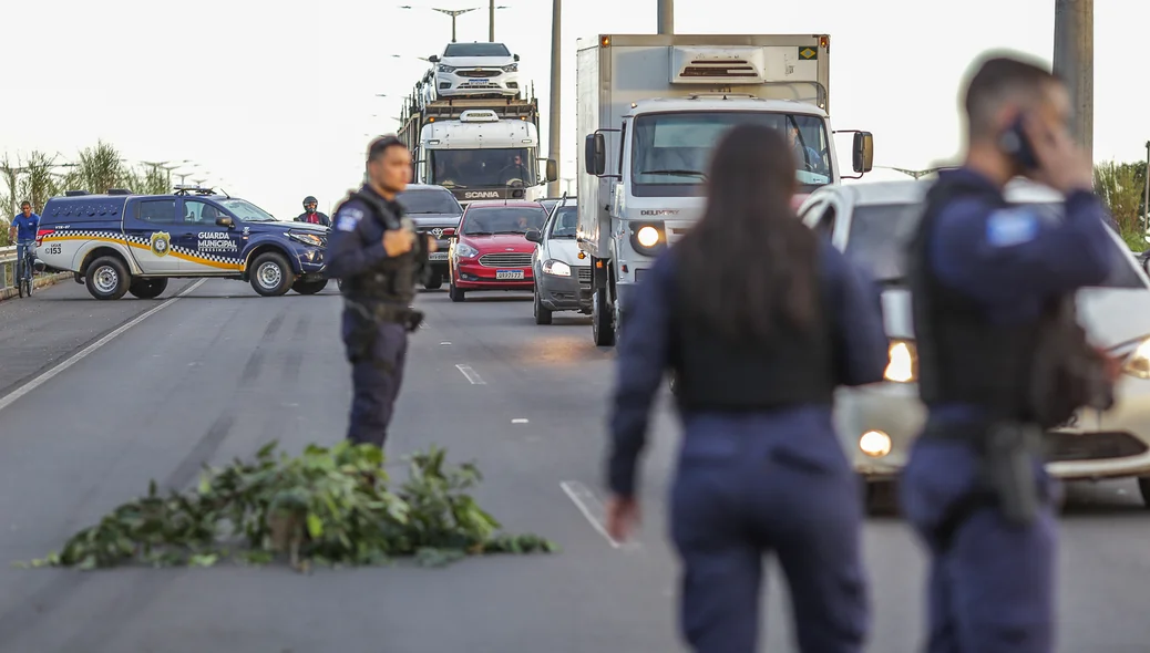 Guarda municipal sinalizou o trânsito aguardando a PRF