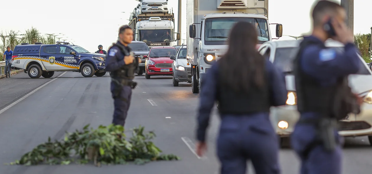 Guarda municipal sinalizou o trânsito aguardando a PRF