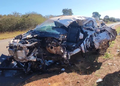 Hilux ficou completamente destruída