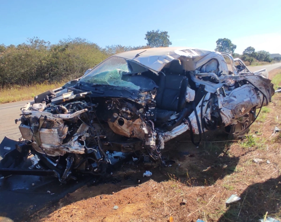 Hilux ficou completamente destruída