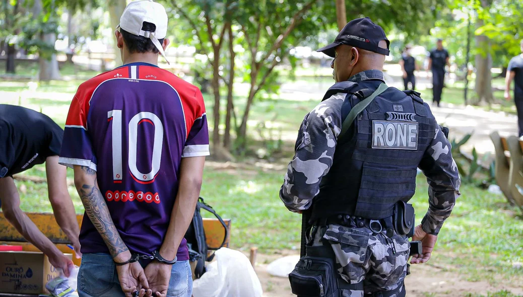 Homem preso durante operação na Praça da Bandeira