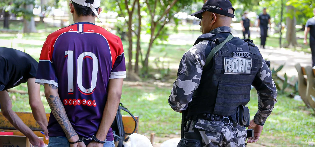 Homem preso durante operação na Praça da Bandeira
