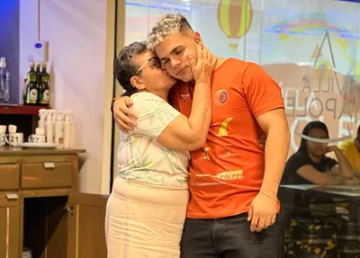 Ian Gabriel com a avó, Dona Deusuita
