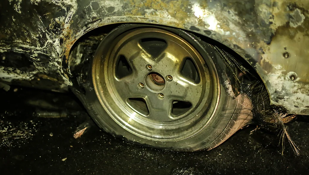 Incêndio deixa carro e pneus e totalmente destruídos