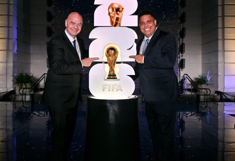Infantino e Ronaldo, no lançamento da marca visual da Copa do Mundo 2026