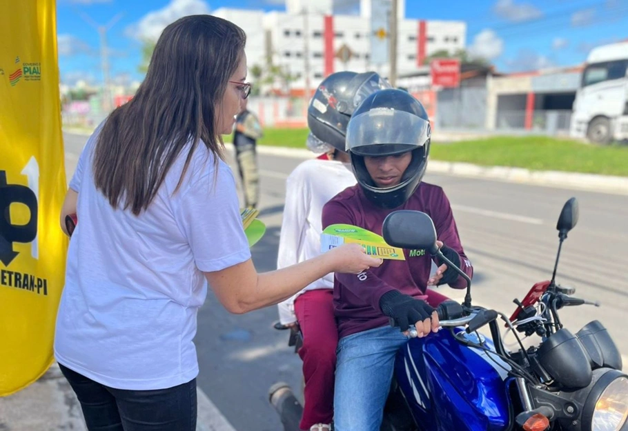 Intervenções educativas nas avenidas de Teresina realizada pelo Detran