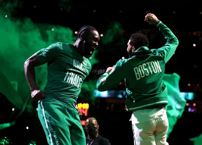 Jaylen Brown e Jayson Tatum na abertura do jogo no TD Garden