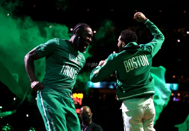 Jaylen Brown e Jayson Tatum na abertura do jogo no TD Garden