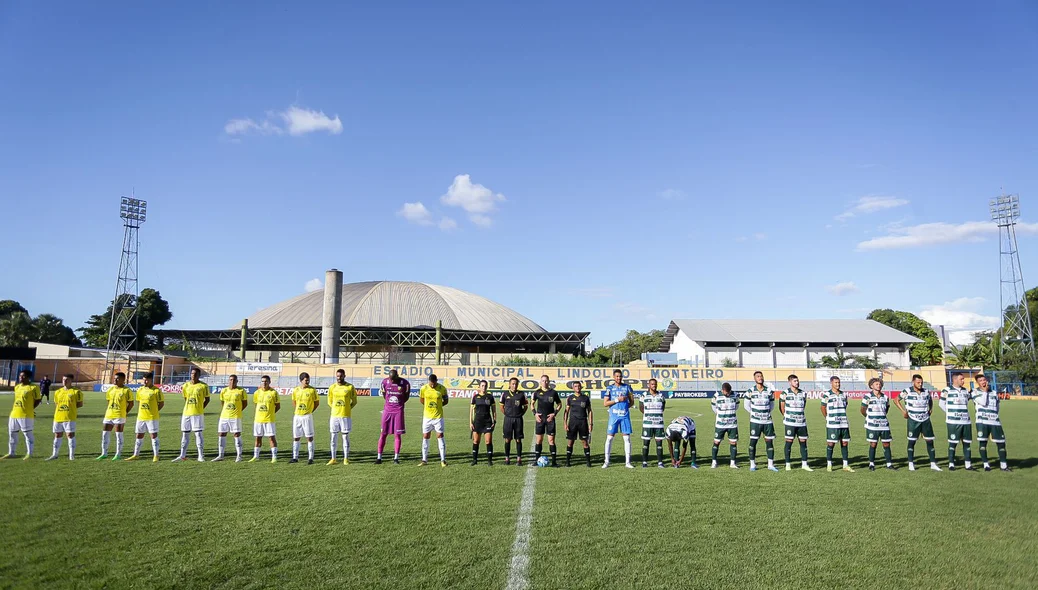 Jogadores de Altos x Ypiranga durante o hino nacional