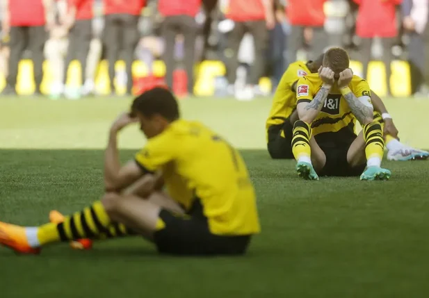 Jogadores do Borussia ficam inconsoláveis após perderem o campeonato