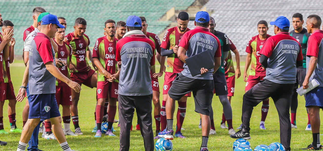 Jogadores e comissão tecnica antes do treino