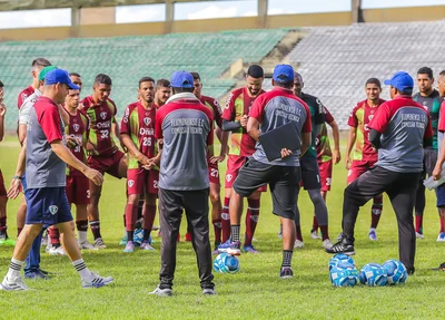 Jogadores e comissão tecnica antes do treino