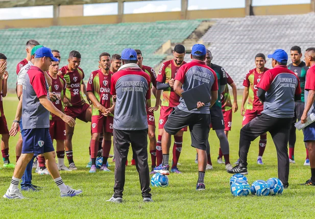Jogadores e comissão tecnica antes do treino