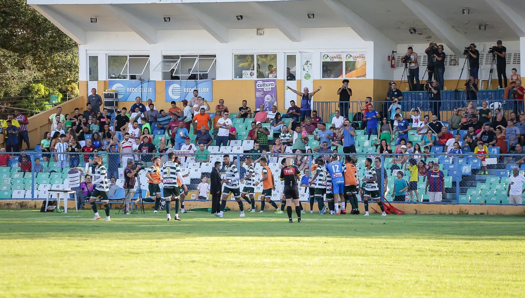 Jogadores e torcida do Altos comemoram vitória parcial por 2 a 0