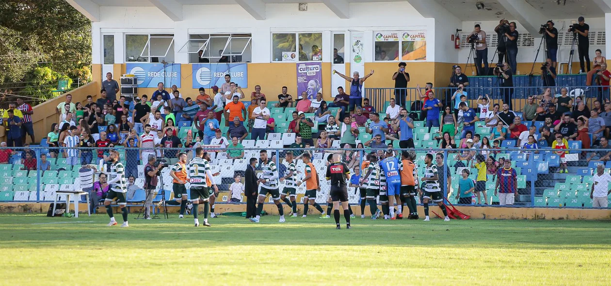 Jogadores e torcida do Altos comemoram vitória parcial por 2 a 0