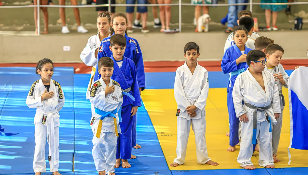 Judocas de várias categorias participam de competições