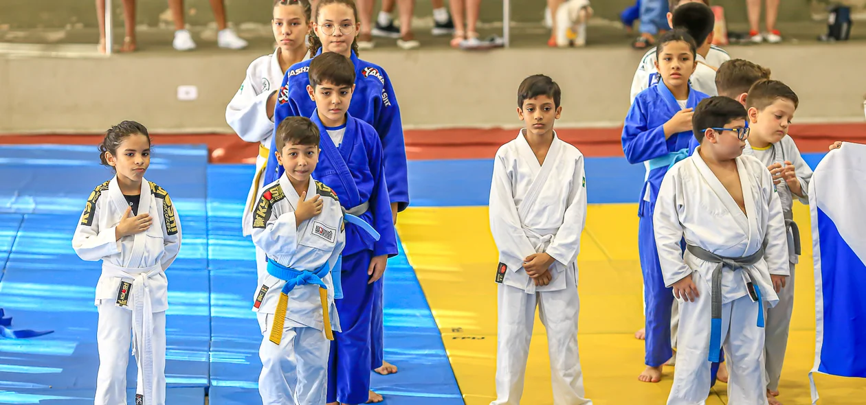Judocas de várias categorias participam de competições
