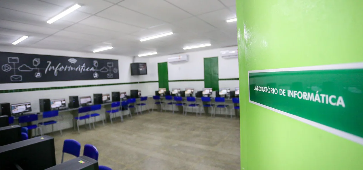 Laboratório de informática do Centro Estadual de Tempo Integral (Ceti) Prof. Pinheiro Machado