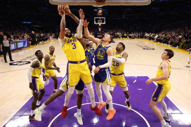 Lakers vencem Warriors por 122 a 101 em jogo decisivo de Lebron James e Anthony Davis