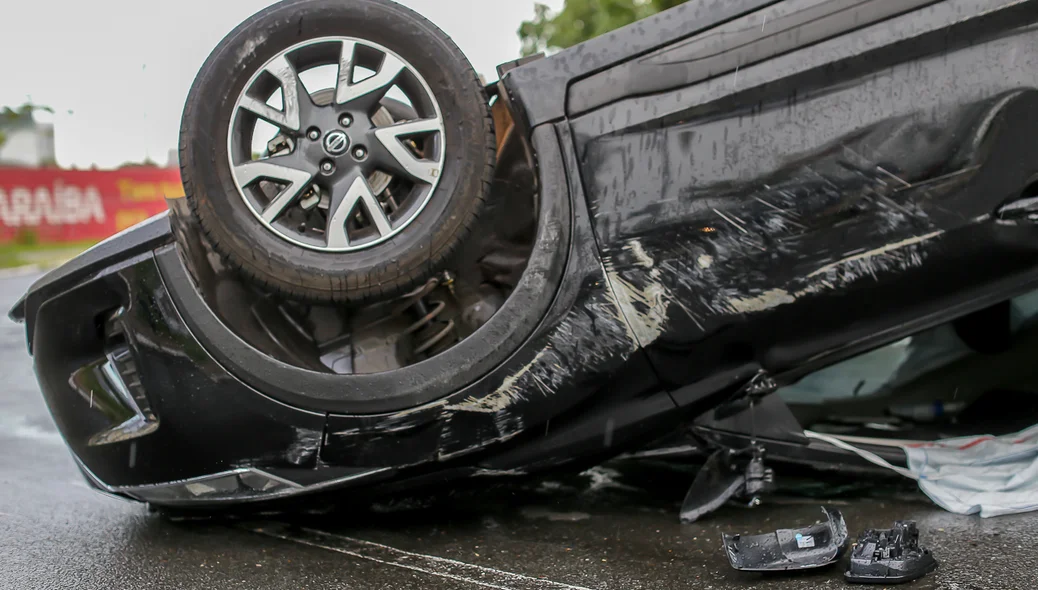 Lateral do veículo ficou destruída